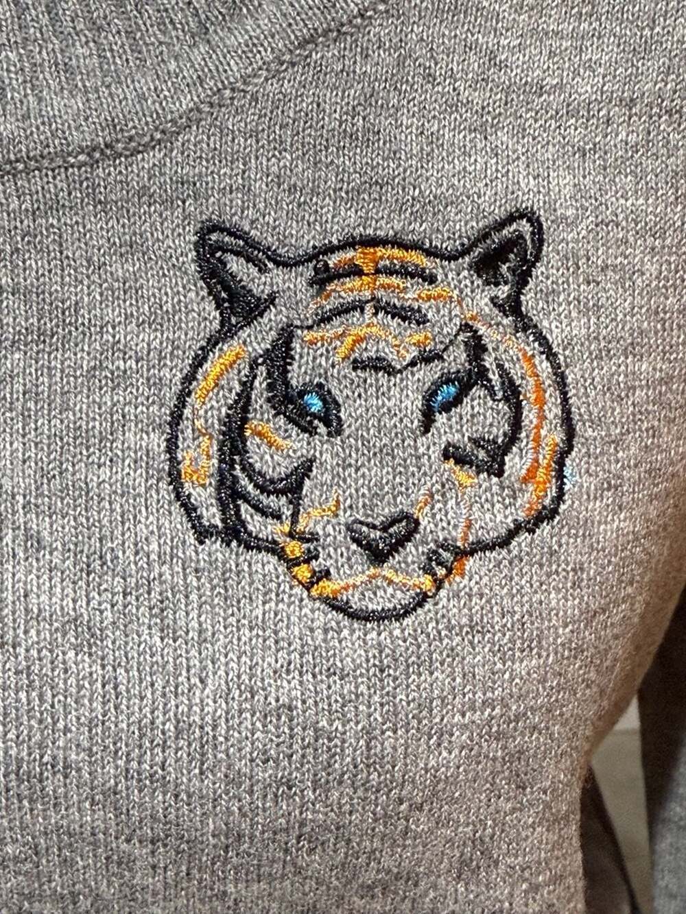 Chaser Embroidered Tiger Sweater NWT Heather Gray Size Medium Crewneck Knit